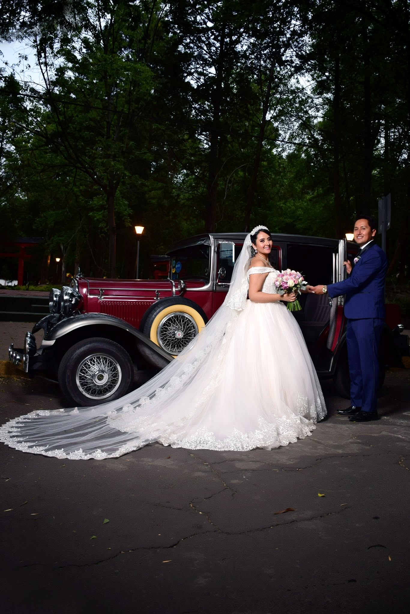 Fotografia de boda con auto clasico.