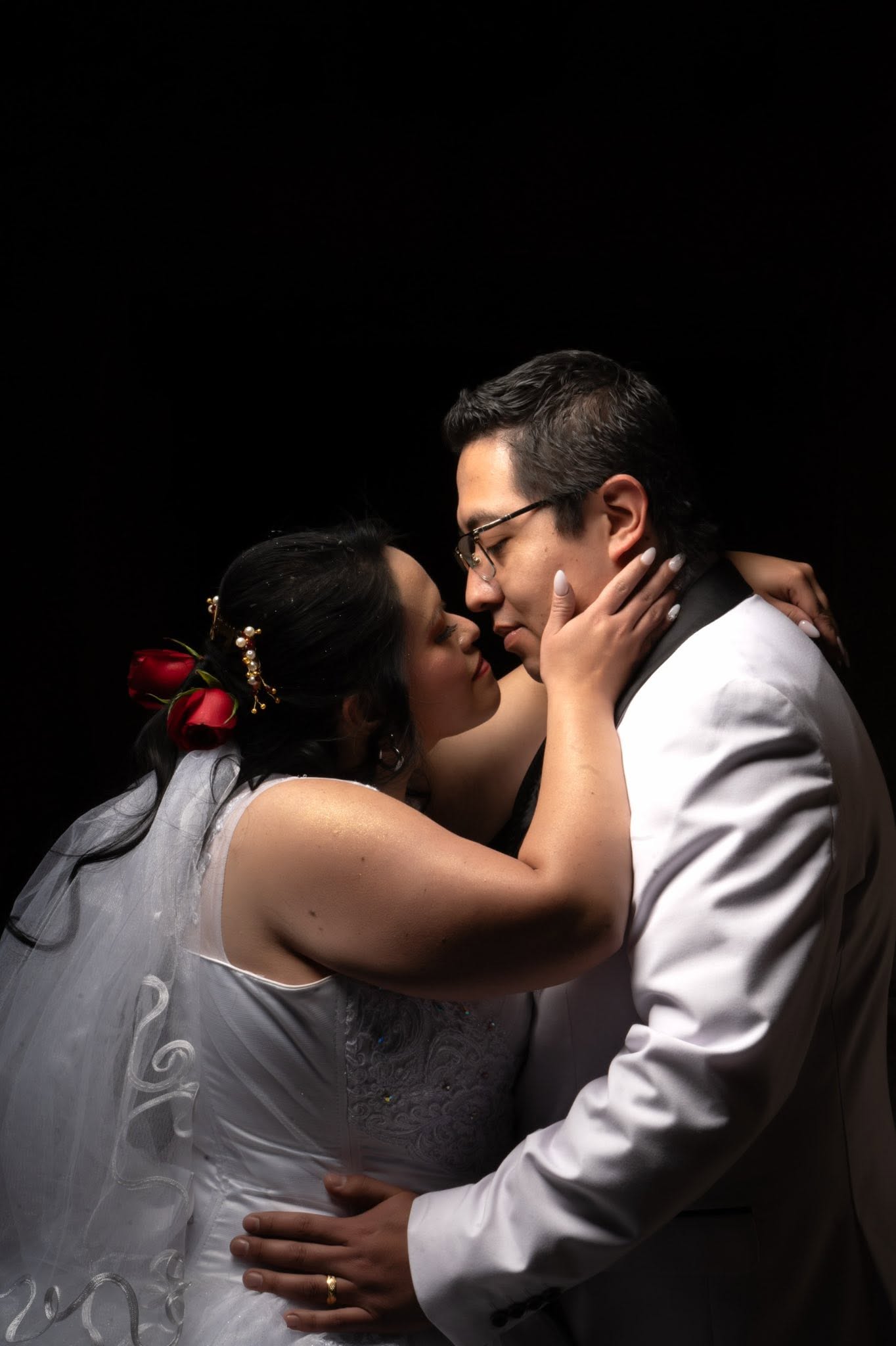 Pareja en boda capturada en close up.